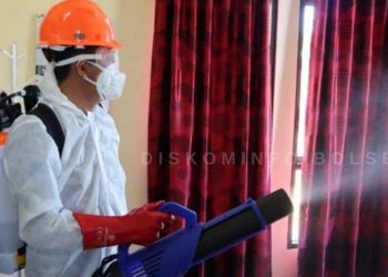 Bupati Bolsel Turun Langsung Semprot Kantor dan Rumah Ibadah