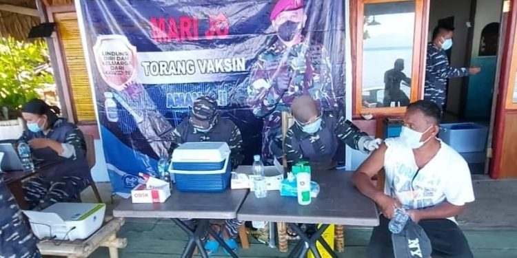 TNI AL Laksanakan Serbuan Vaksinasi di Pulau Manado Tua