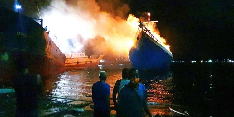 KLM Kasih Setia 01 Terbakar di Malam Hari Hebohkan Warga Tandurusa