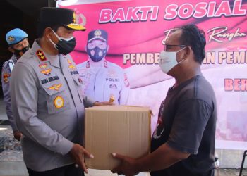 Kapolda Sulut Serahkan Bantuan untuk Warga di Pulau Bunaken dan Manado Tua