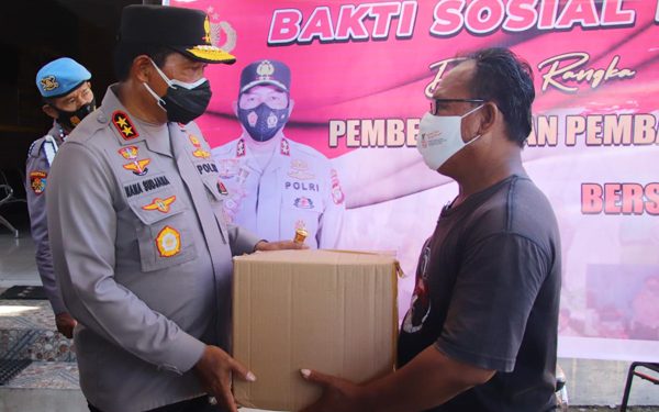 Kapolda Sulut Serahkan Bantuan untuk Warga di Pulau Bunaken dan Manado Tua