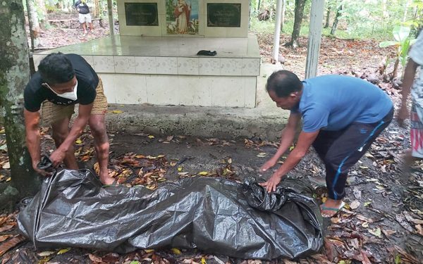Mayat Pria Ditemukan di Kebun Karet, Warga Lirung Gempar