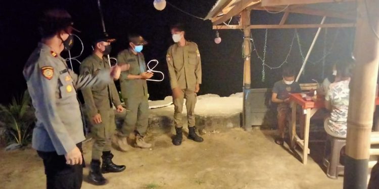 Personel Gabungan di Minsel Disiplinkan Prokes di Lokasi Kuliner