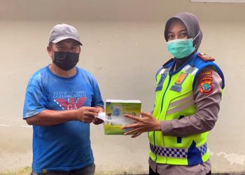 Satlantas Polres Minahasa Berikan Masker dan Vitamin untuk Tingkatkan Imun