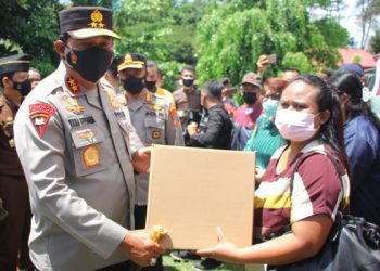 Lansia Peserta Vaksinasi Merdeka Samrat Polda Sulut Dapat Sembako Gratis
