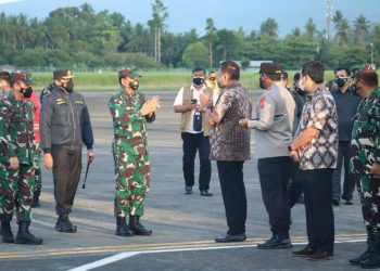 Panglima TNI dan Kabaharkam Polri Tinjau Vaksinasi di Halaman Kantor Gubernur Sulut