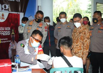 Wakapolda Sulut Ajak Masyarakat Tetap Patuhi Prokes saat Tinjau Vaksinasi di Unklab