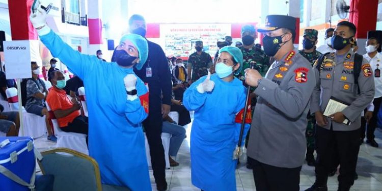 Tinjau Vaksinasi Serentak di Bali, Kapolri Ingatkan Pentingnya Vaksin untuk Hadapi Omicron