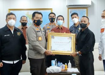 Peduli Pers, Kapolda Bersama Kabid Humas dan 2 Pamen Polda Terima Penghargaan PWI Sulut