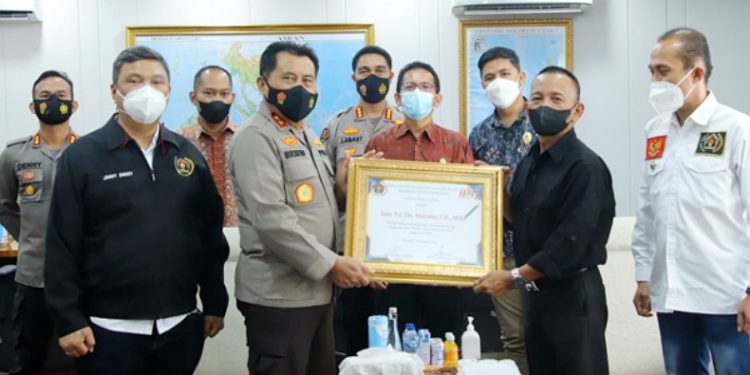 Peduli Pers, Kapolda Bersama Kabid Humas dan 2 Pamen Polda Terima Penghargaan PWI Sulut