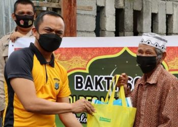 Peringati Isra Mikraj 1443 H, Kapolres Minut Serahkan Bantuan Sembako di Perumahan Agape Tumaluntung   