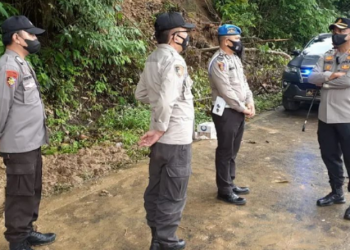 Material Longsor di Lelema Minsel Tutupi Jalan Trans Sulawesi