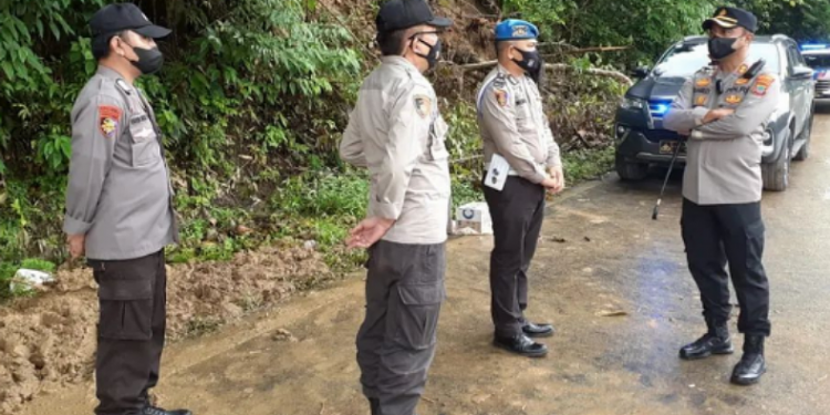 Material Longsor di Lelema Minsel Tutupi Jalan Trans Sulawesi