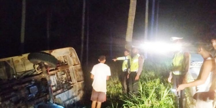 Bus Tujuan Palu Terguling di Bolmong Utara, Gagal Menanjak lalu Mundur Tabrak Pohon Kelapa