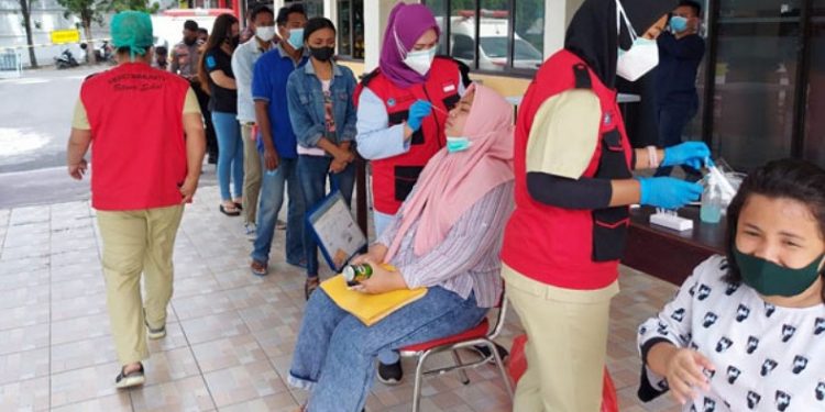Cegah Penyebaran Covid-19, Polres Bitung Lakukan Swab Antigen bagi Personel dan Masyarakat