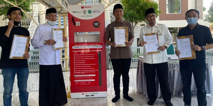 Pertama di Indonesia, ATM Sampah Diparkir di Masjid