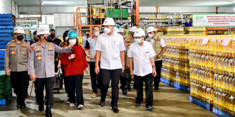 Kapolri Jenderal Listyo Sigit Pastikan Awasi Alur Distribusi dan Harga Minyak Goreng di Pasar   