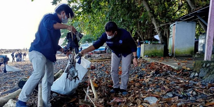 Bersihkan Pantai Malalayang, Ratusan Rimbawan Sulut Kumpulkan Ratusan Kilo Sampah