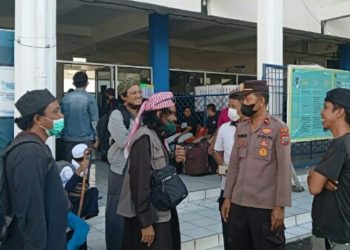Petugas Gabungan di Pelabuhan Samudera Bitung Lakukan Pemeriksaan Sertifikat Vaksin 277 Penumpang