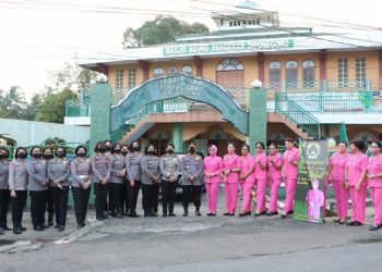 Polwan dan Bhayangkari Minut Berbagi Makanan Takjil Gratis di Depan Masjid Diponegoro