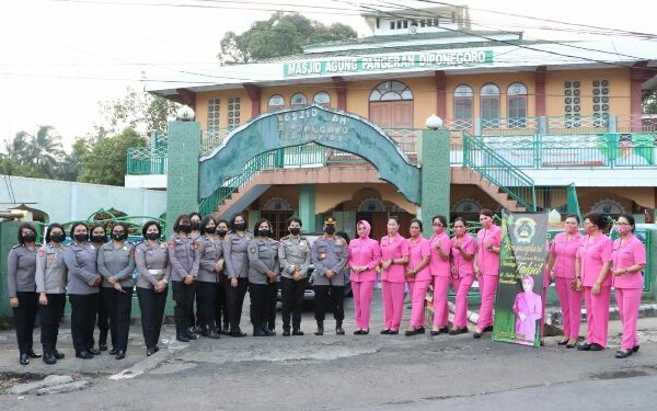 Polwan dan Bhayangkari Minut Berbagi Makanan Takjil Gratis di Depan Masjid Diponegoro