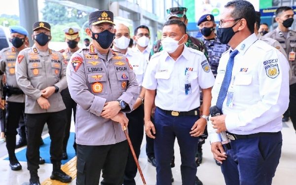 Tinjau Stasiun Pasar Senen, Kapolri Imbau Warga Mudik Sebelum Tanggal 28 April