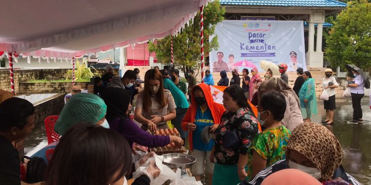Hujan Deras, Pasar Tani Ramadan Sulut Tetap Dibanjiri Masyarakat