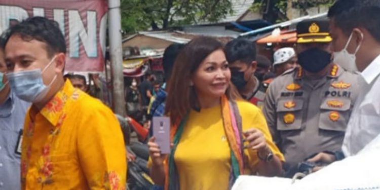 Kapolresta Manado Dampingi Wakil Menteri Perdagangan Tinjau Stok Kebutuhan Pokok di Pasar Bersehati