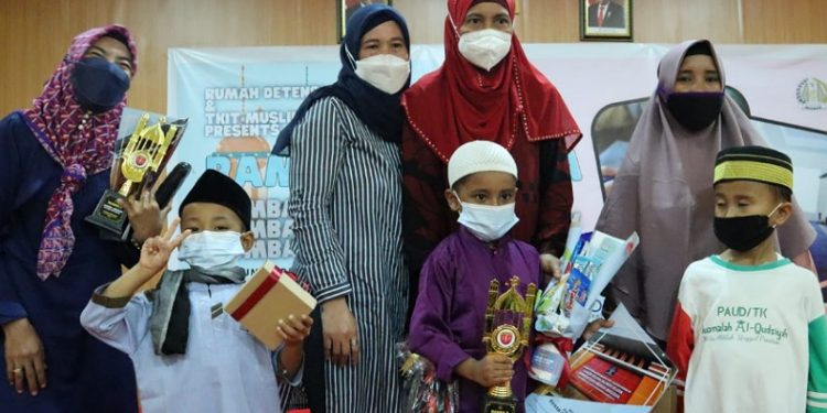 Juara 2 Lomba Adzan, Anak Pengungsi Rohingya Bawa pulang Piala Rudenim Makassar