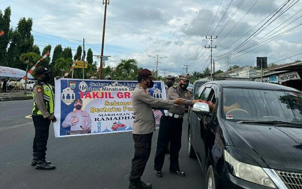Mantap! Polisi Bagi-Bagi Makanan Takjil Buka Puasa di Depan Mako Polres Minsel