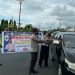 Mantap! Polisi Bagi-Bagi Makanan Takjil Buka Puasa di Depan Mako Polres Minsel
