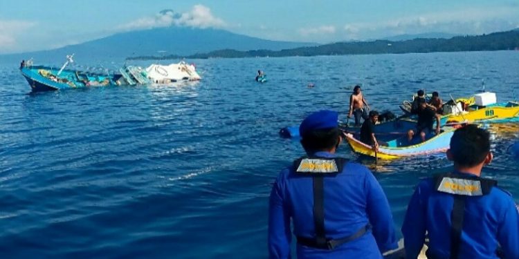 Kebocoran di Kamar Mesin, KM Metanoia Tenggelam di Perairan Bitung, 13 Crew Dievakuasi Polairud