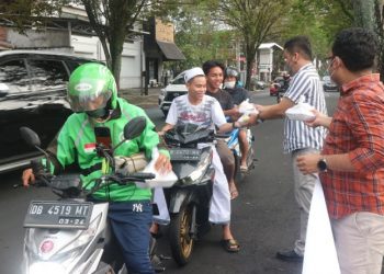 BPJamsostek Kembali Berbagi Takjil di Manado
