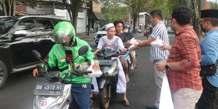 BPJamsostek Kembali Berbagi Takjil di Manado
