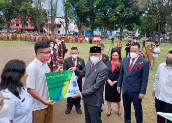 Wali Kota Manado Serahkan Kartu Peserta BPJamsostek kepada 379 THL Dinas Pendidikan   