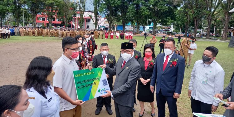 Wali Kota Manado Serahkan Kartu Peserta BPJamsostek kepada 379 THL Dinas Pendidikan   