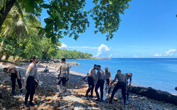Polisi Ikut Bersihkan Pantai di HUT Ke-15 Kabupaten Kepulauan Sitaro