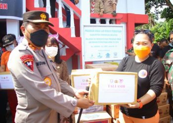 Prihatin Musibah di Pesisir Amurang, Kapolda Sulut Bantu Warga Terdampak Bencana