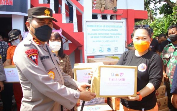 Prihatin Musibah di Pesisir Amurang, Kapolda Sulut Bantu Warga Terdampak Bencana