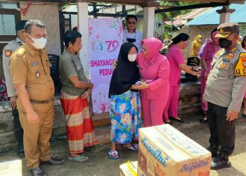 Keluarga Korban Kebakaran Rumah di Bolaangitang I Dapat Bantuan Sosial dari Bhayangkari dan Polres Bolmut