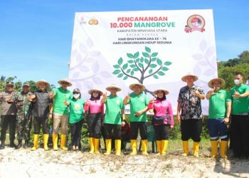 Polda Sulut dan Bhayangkari Tanam 10.000 Mangrove di Pantai Casabaio Likupang