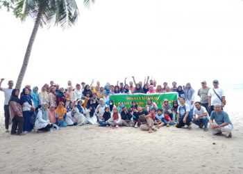 Wow! Jemaah Masjid Nurut Taqwa Sampai Guling-Guling saat Tarik Tambang dan Lari Karung di Acara Wisata Dakwah