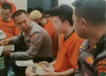 Mengharukan, Kapolres Bitung Duduk Melantai Makan Siang Bareng Tahanan, Begini Pesannya