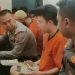 Mengharukan, Kapolres Bitung Duduk Melantai Makan Siang Bareng Tahanan, Begini Pesannya