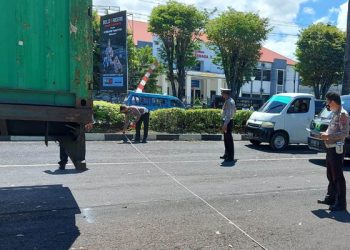 Ngeri, Pejalan Kaki Tewas Terlindas Truk Kontainer di Depan Kantor Pengadilan Negeri Bitung