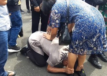 Menangis Haru, Anak Nelayan asal Miangas Ini Sujud Syukur Cium Kaki Ibu usai Dilantik Jadi Polisi