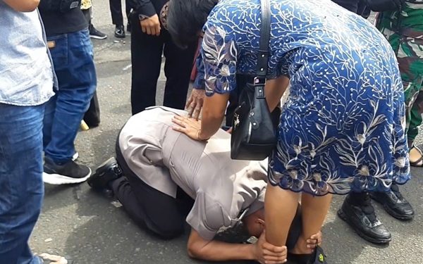 Menangis Haru, Anak Nelayan asal Miangas Ini Sujud Syukur Cium Kaki Ibu usai Dilantik Jadi Polisi