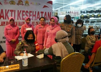 Polwan Polda Sulut Gelar Vaksinasi Massal di Mantos 