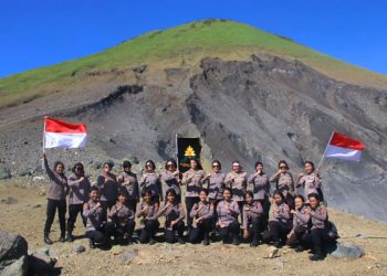 Pakor Polwan Polda Sulut Pimpin Pendakian di Gunung Lokon
