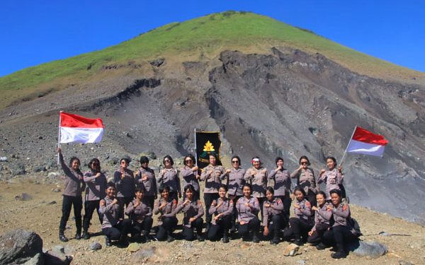Pakor Polwan Polda Sulut Pimpin Pendakian di Gunung Lokon